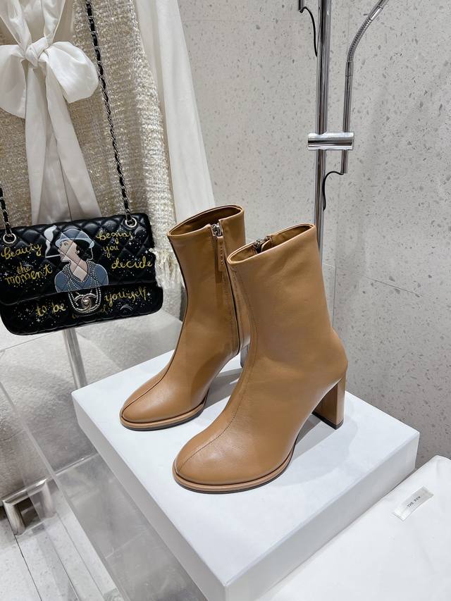 The Row 秋冬光面高跟短靴。原版购入 顶级还原。鞋面原版定制进口混种透染小羊皮超柔软绵羊皮内里垫脚。上脚超舒服超修脚。面料包边意大利透染真皮大底 原版配套