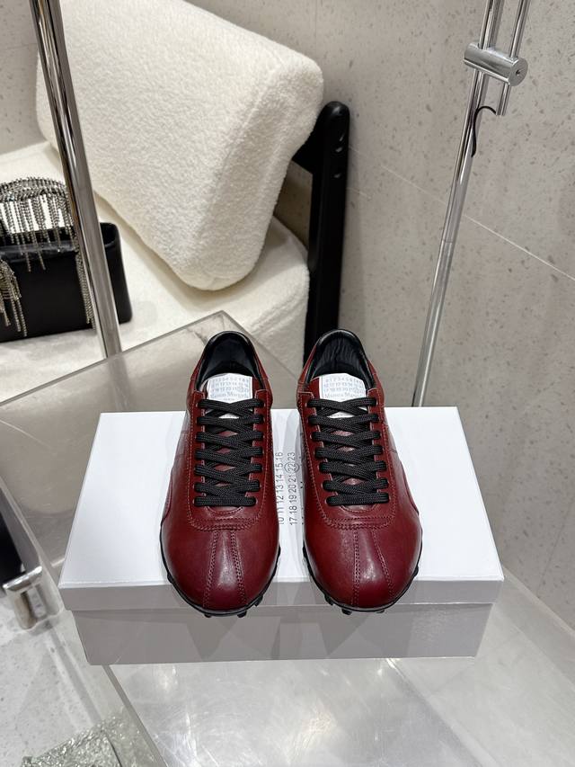 出厂 Maison Margiela 马吉拉 Mm6 2025秋冬系列情侣款阿甘鞋德训鞋 新款Sprinters轮廓采用做旧植柔牛皮制成，灵感来源于复古。通过做
