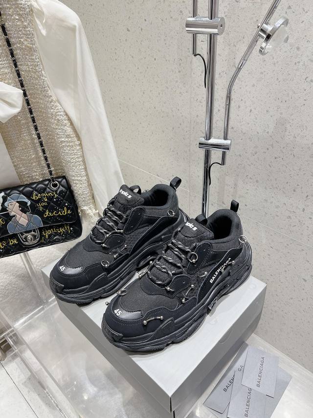 情侣款 Balenciaga巴黎世家老爹鞋 情侣款 休闲这双鞋特点可以用三个关键词概括：复古，阔型，老爹鞋 配送专柜精美包装 面料：原版定制进口科技面料 内里：