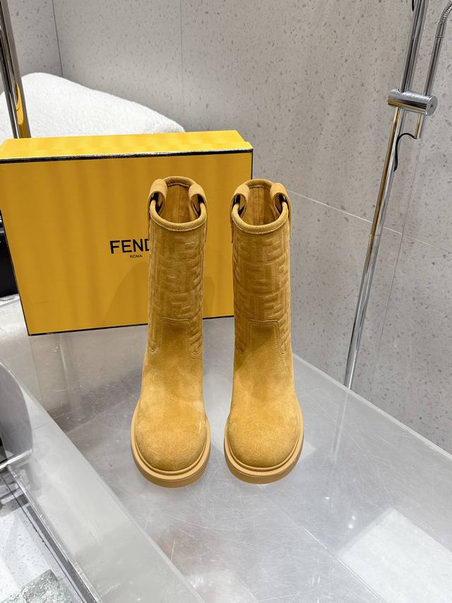 顶级品质 中筒 高筒 2025秋冬新款 Fendi 芬迪爆火Ff字母直筒靴 中筒靴 麂皮绒面一脚蹬骑士长靴厚底高靴 采用品牌标志性的Ff老花压纹，辨识度极高；材