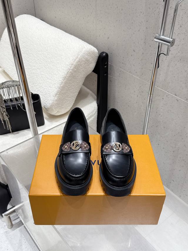 出厂 Louis Vuitton 25Ss秋冬新款 Lv 乐福鞋 单鞋 皮鞋 鞋面：牛皮 老花皮 内里垫脚：牛皮 鞋底：原版开模定制橡胶大底 码数：女35-39