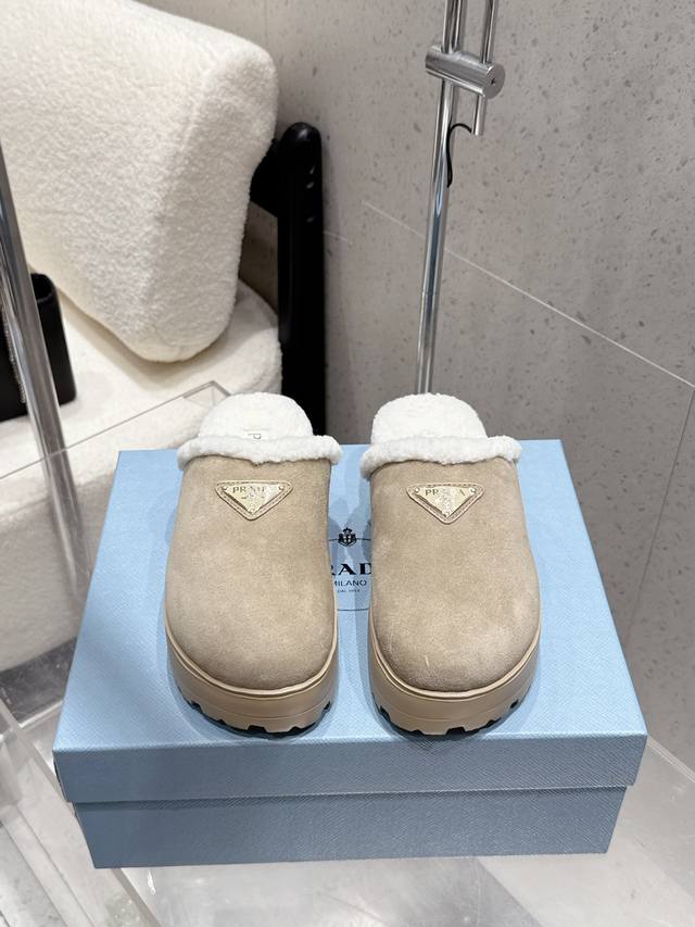 出厂 prada 普拉达 秋冬新款厚底包头毛毛拖鞋 半拖 最新走秀系列 经典升级 舒适度与时髦度并存 每个颜色搭配都好看，设计搭配不同风格需求 鞋面：原版定制牛