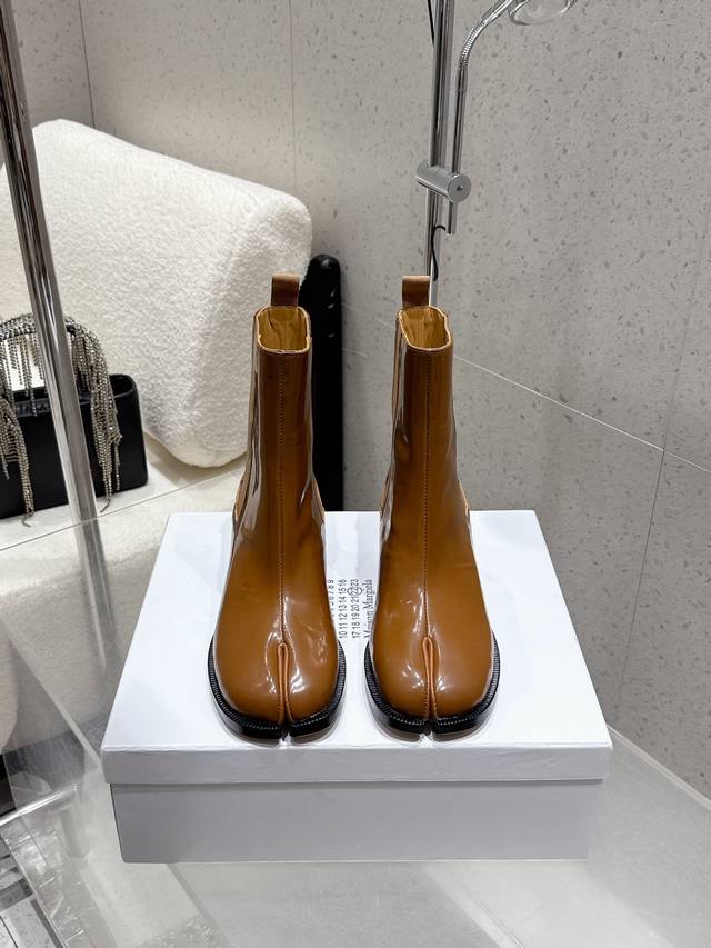 Maison Margiela 马吉拉 新款 分趾靴 Mm6短靴 辨识度极高，舒适度满分，不会过时的决绝子单品 小牛皮 开边珠牛皮鞋面，进口真皮大底 顶级品质3