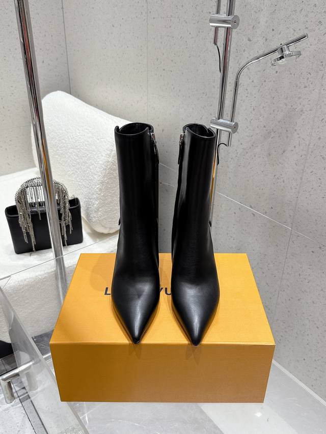 顶级版 Louis Vuitton 25Ss秋冬新款 Lv尖头高跟侧拉链短靴 裸靴 鞋面：小牛皮 羊猄皮 内里垫脚：羊皮 鞋底：意大利真皮大底 跟高：8Cm 码