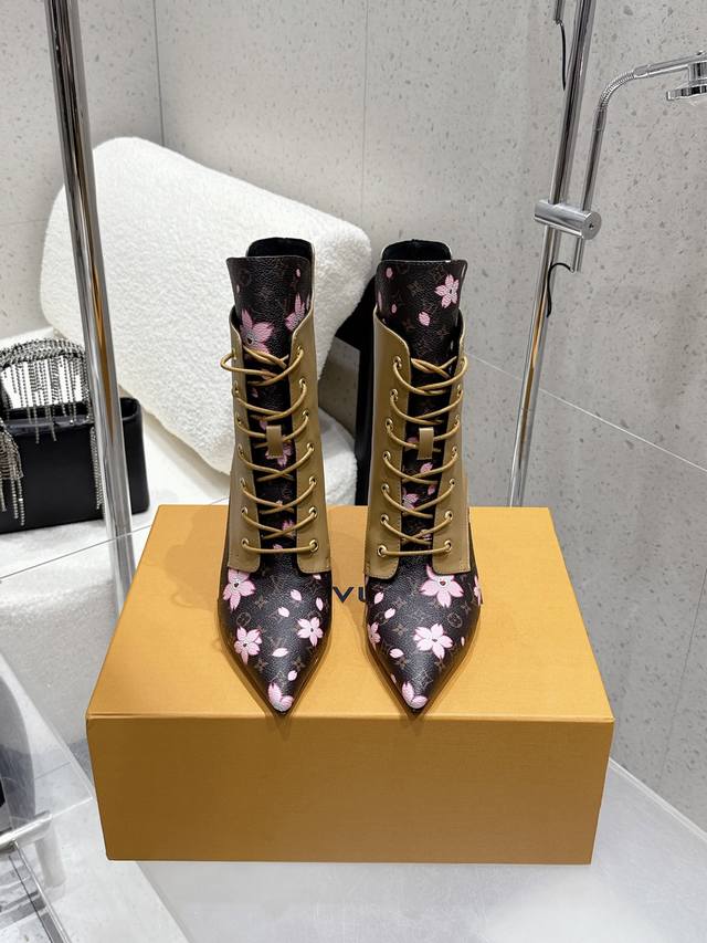 Louis Vuitton 驴牌 25Ss Lv新款秋冬高跟马丁靴短靴 楦型百搭瘦脚Yyds.造型立体饱满，气质满满 上脚舒适 非常复古风、气场十足，加原版老花