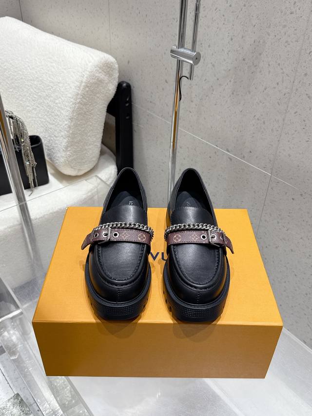 Louis Vuitton 25Ss秋冬新款 Lv 老花皮带链条厚底乐福鞋 单鞋 皮鞋 鞋面：牛皮 老花皮 内里垫脚：牛皮 鞋底：原版开模定制橡胶大底 码数：女