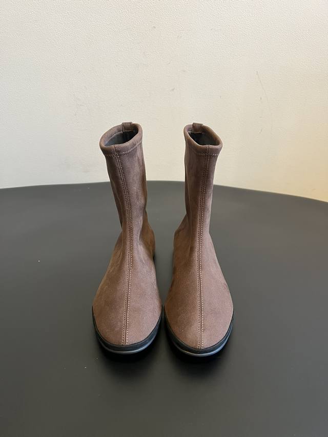 莞产 The Ro* 秋冬新款复古平底短靴 带有“The Row”品牌标识，延续品牌一贯的极简、高级、低调奢华的设计风格。搭配黑色直筒西装裤与白色真丝衬衫，外搭