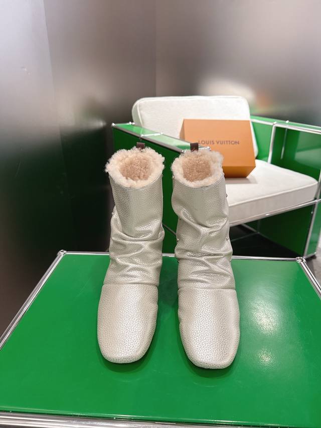 顶级品质 Louis Vuitton秋冬最新走秀款 堆堆靴 超多明星时尚博主种草 秀场出镜率最高的单品 当下最流行的型体隔板设计 结合时下最火的皮料 打造中性休