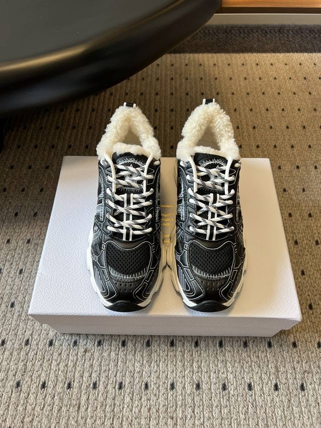 顶级品质 Dio* 毛绒内里老爹鞋系列 鞋型为老爹鞋轮廓，结合透气网眼布与厚底橡胶大底，鞋口处填充羊毛内里，兼具潮流感与冬季保暖性。 鞋身线条硬朗，多色可选，满