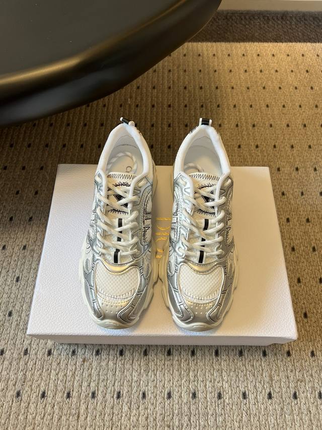 顶级品质 Dio* 经典休闲鞋老爹鞋新配色 采用品牌经典的老花元素，鞋面设计富有层次感，配色柔和百搭，彰显奢华质感与复古风格，同时厚底设计能在视觉上拉长腿部线条