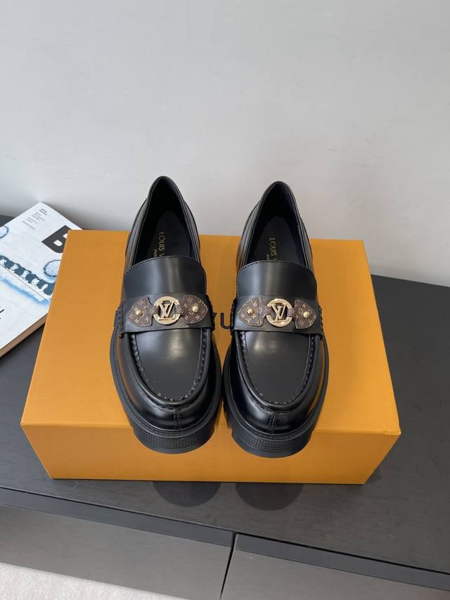 顶级品质 Louis Vuitton 25Fw New Arrival～ 路易威登1V秋冬新款厚底乐福鞋 Lv这款宽厚的鞋底，增高效果真的很不错， 经典复古单品