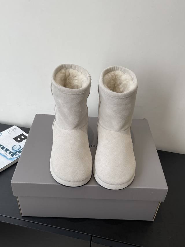 顶级品质 Balenciaga 25Fw New Arrival～ 秋冬新款雪地靴 圆圆胖胖的靴型 完全不笨重，毛里软乎乎的 保暖效果满分上脚超级舒适 时髦 又