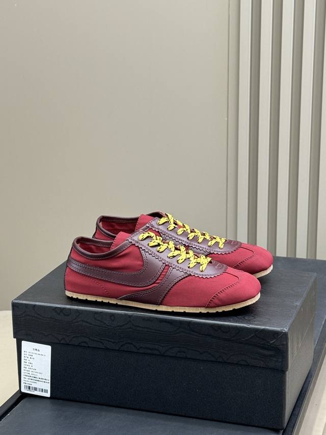 顶级品质 Dries Van Noten 优雅运动 本季，Dries Van Noten 将经典训练鞋全面回归，延续品牌一贯的诗意色彩，融合柔美面料与复古结构，