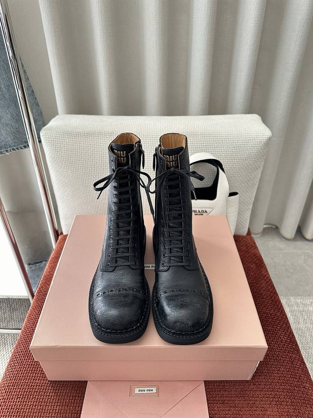 顶级精品 * 25Ss秀款复古机车靴｜原版购入代购级别 -黑色 材质与工艺： 原版牛皮革 原版皮革衬里 热印徽标 扁平绑带 鞋跟立体徽标 橡胶拼真皮鞋底 Siz