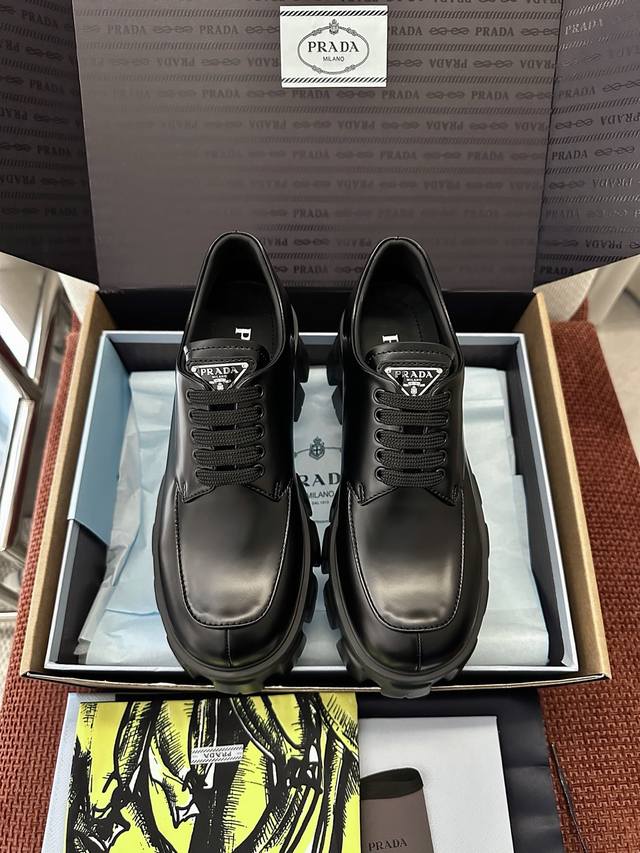 莞产 * 新款Monolith系列齿轮系带三角标厚底鞋 ｜原版购入代购级别 -开边珠 材质与工艺： 原版牛皮革 漆皮面料 定制牛皮里衬 涂珐琅金属三角徽标 5.