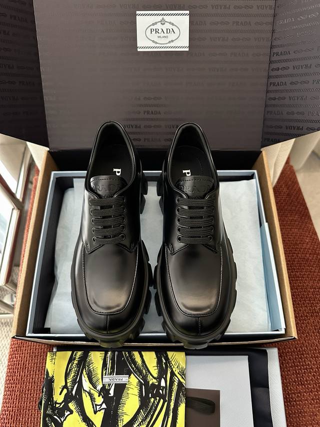 莞产 *经典Monolith系列齿轮系带厚底鞋 ｜原版购入代购级别 -开边珠 材质与工艺： 原版开边珠 漆皮皮革 定制牛皮内里 配沿条式鞋头盖和珐琅孔眼 热印徽