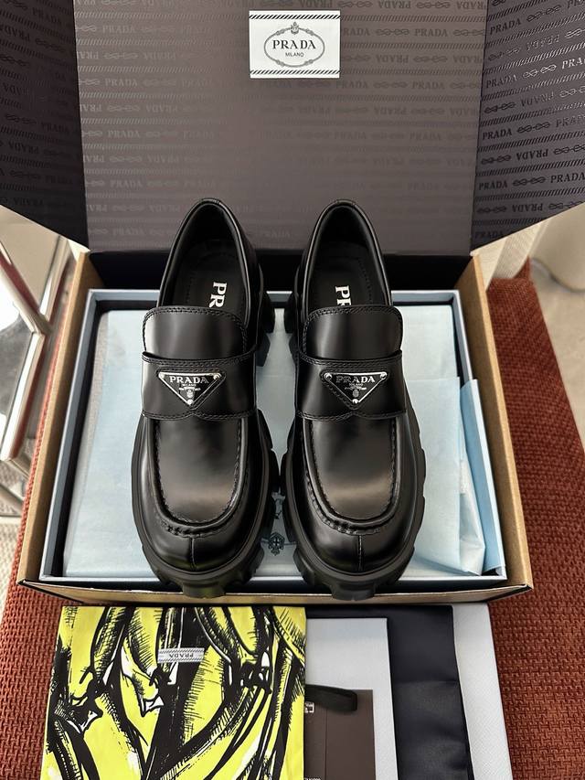 莞产 *经典Monolith系列齿轮厚底三角标乐福鞋 ｜原版购入代购级别 -开边珠 材质与工艺： 原版牛皮革面料 皮革饰带和金属三角形徽标 鞋头盖配凸起式缝线饰