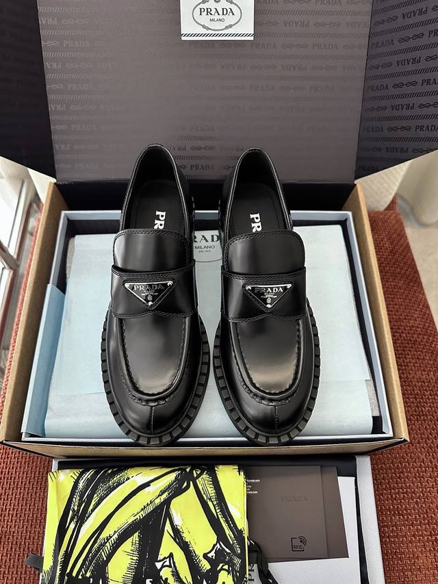 莞产 *超火 经典三角徽标乐福鞋｜原版购入代购级别 -开边珠 材质与工艺： 原版牛皮革 原版牛皮内里 鞋头盖配间面线卷边 涂珐琅金属三角形徽标 锯齿状橡胶沿条