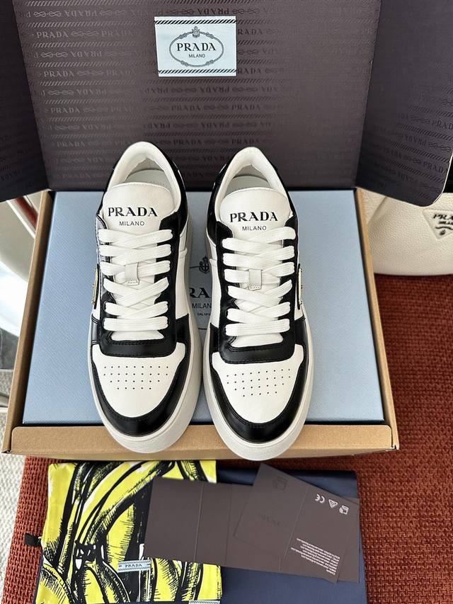 莞产 ｜配飞机盒 pradadowntown Bold皮革厚底运动鞋 莞产代购级品质 原版购入一比一 材质与工艺： 原版牛皮革面料 鞋面孔眼 皮革衬里 涂珐琅三