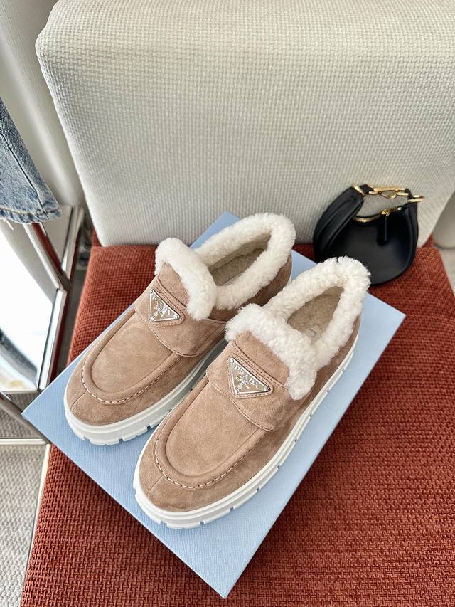 莞产 *三角标厚底羊羔毛运动鞋 ｜原版购入代购级别 -驼色 材质与工艺： 原版麂皮革面料 涂法琅金属三角形徽标 羊羔毛鞋舌与衬里 后帮饰Logo字母 橡胶凹纹鞋