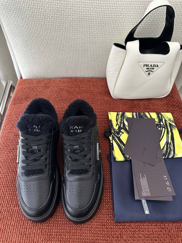 莞产 *三角标皮革羊羔毛运动鞋 ｜原版购入代购级别 -黑色 材质与工艺： 原版牛皮革面料 涂法琅金属三角形徽标 羊羔毛鞋舌与衬里 后帮饰Logo字母 橡胶凹纹鞋