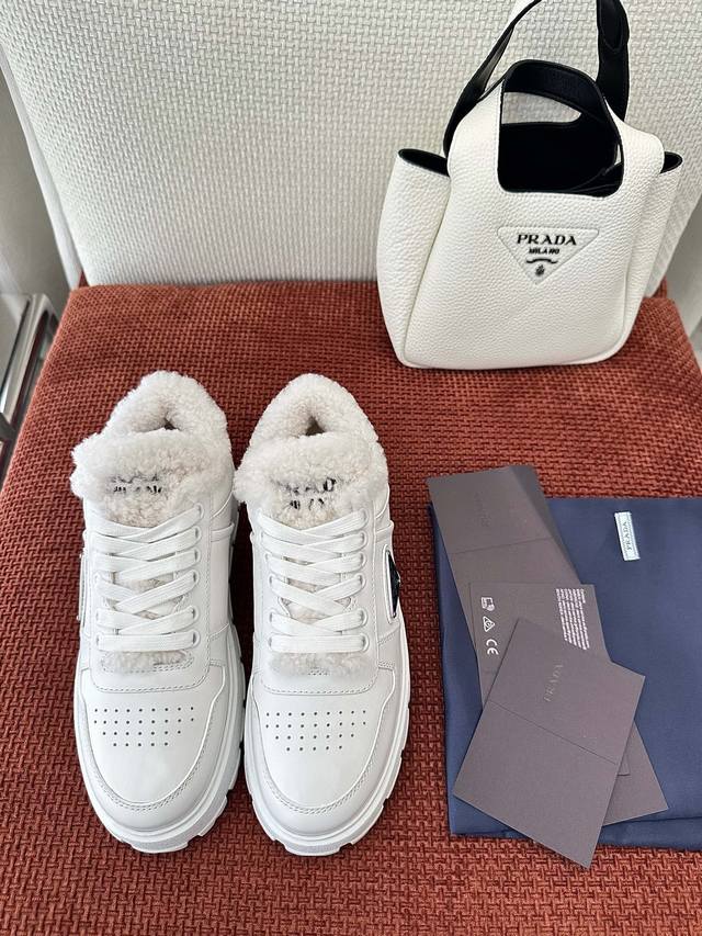 莞产 *三角标皮革羊羔毛运动鞋 ｜原版购入代购级别 -白色 材质与工艺： 原版牛皮革面料 涂法琅金属三角形徽标 羊羔毛鞋舌与衬里 后帮饰Logo字母 橡胶凹纹鞋