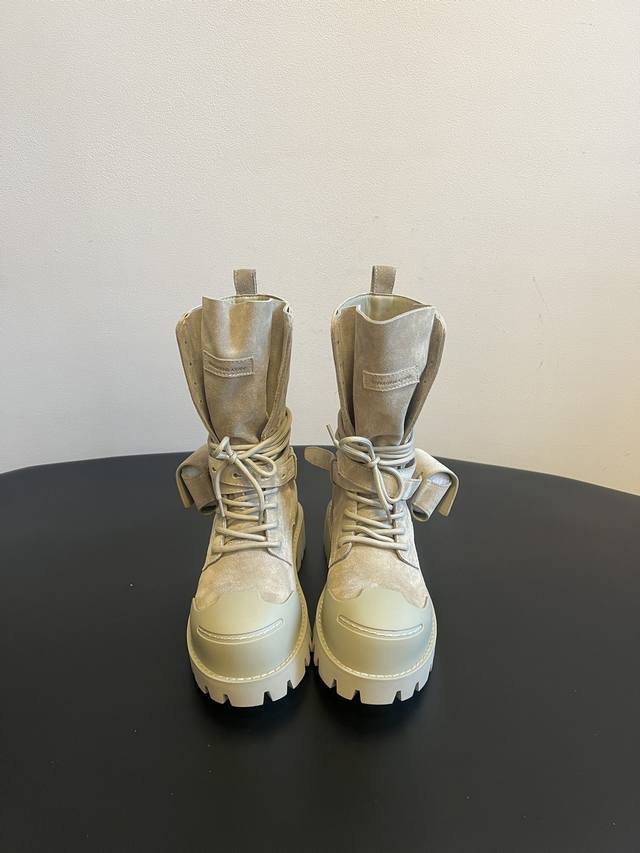 顶级品质 Dymonlatr*秋冬新款机能风散口靴 黑靴采用亮面皮革材质，鞋面有系带设计，靴身侧面附带功能性卡扣组件，厚底锯齿纹大底增强抓地力与造型感。米白靴选