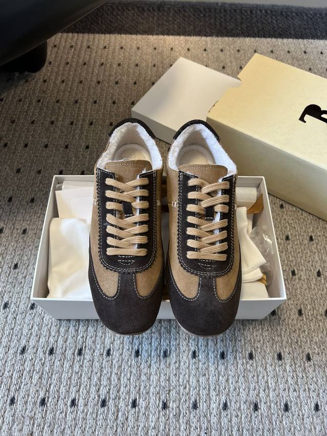 莞产 The Ro* 25Ss德训运动鞋 阿甘鞋 鞋口内侧添加毛绒衬里，柔软亲肤，能在秋冬季节提供温暖包裹感，提升穿着舒适度。鞋身缝线精致，鞋带与鞋面色彩形成对