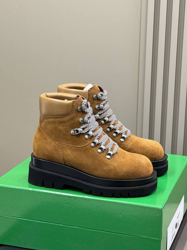 顶级品质 Bottegaveneta 25秋冬短靴新品 超精致的系带短靴，麂皮材质柔和又不乏精致张力，秋冬氛围感拉满！ 毛里搭配的是小牛皮，御寒神器，好看又增高