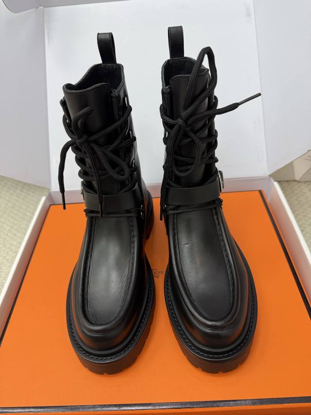 莞产 Hermes 25Ss New Arrival～ * 25Ss秋冬新款骑士短靴｜ 原版购入代购级别 材质与工艺： 原版定制进口小牛皮 皮革内衬和垫脚 搭配