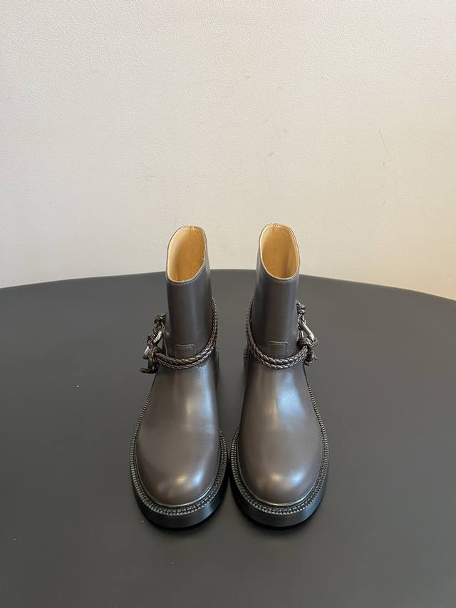 顶级品质 Bottega Venet* 25Ss新款编织皮条高筒骑士靴 采用光泽感优质皮革打造，质感高级，呈现出利落的哑光或微亮效果，提升整体精致度。鞋身搭配编
