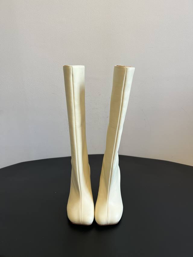 顶级品质 Maison Margiel* 长筒皮革马蹄靴 鞋面选用优质皮革，触感柔软且光泽细腻，呈现出高级的质感；皮革的垂坠感让靴筒贴合腿部曲线，既修饰腿型又显