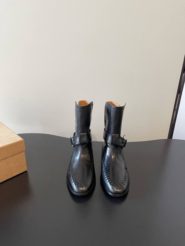 顶级品质 小众品牌风格复古切尔西褶皱德比手工鞋 手工鞋讲究的是随性，跟人一样，每一双有自己的思想，自己独有的特色，没有固有模板，找不到一模一样！不规则是手工鞋的