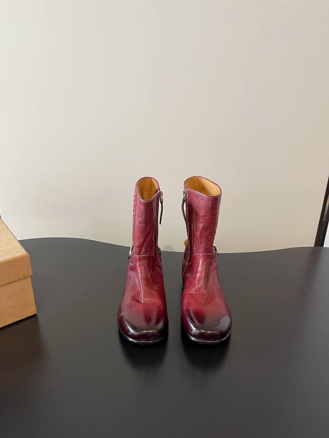 顶级品质 小众品牌风格复古切尔西褶皱德比手工鞋 手工鞋讲究的是随性，跟人一样，每一双有自己的思想，自己独有的特色，没有固有模板，找不到一模一样！不规则是手工鞋的