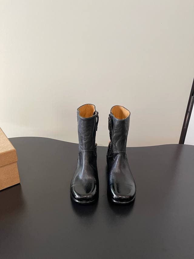 顶级品质 小众品牌风格复古切尔西褶皱德比手工鞋 手工鞋讲究的是随性，跟人一样，每一双有自己的思想，自己独有的特色，没有固有模板，找不到一模一样！不规则是手工鞋的