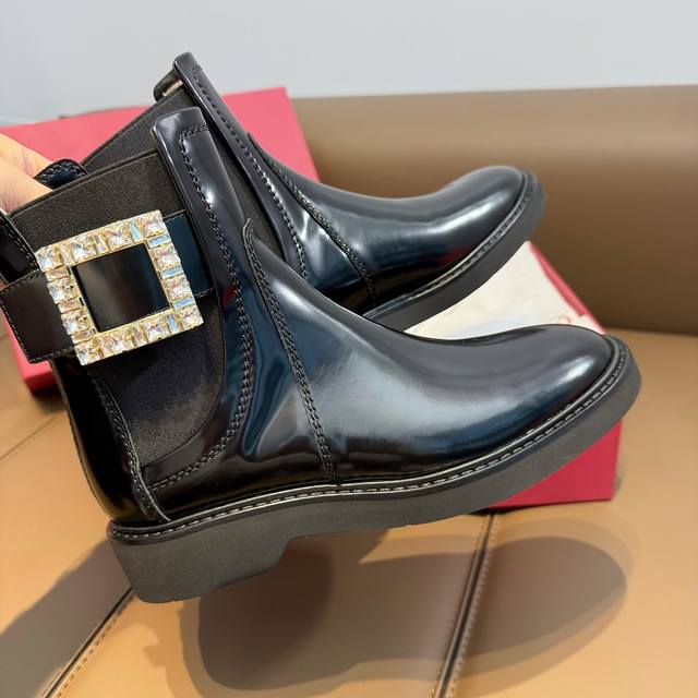 莞产 Rv24新款靴子上新即爆火上脚太美 本款切尔西以光滑皮革制成，点缀标志性的闪钻饰扣 经典钻扣设计精时尚～到脚踝的高度 可以搭配超短裤或者长裙视觉上拉高腿线