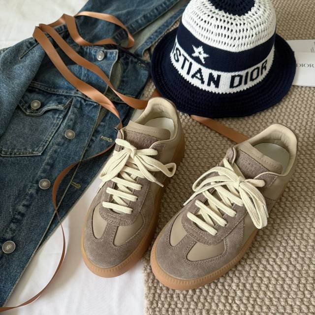 莞产 * * 25Ss新款拼接厚底增高德训鞋｜原版购入代购级别 进口纳帕革和绒面皮革 定制皮革里衬 鞋舌饰有品牌数字压印 后跟小线标设计 开模橡胶大底 Size