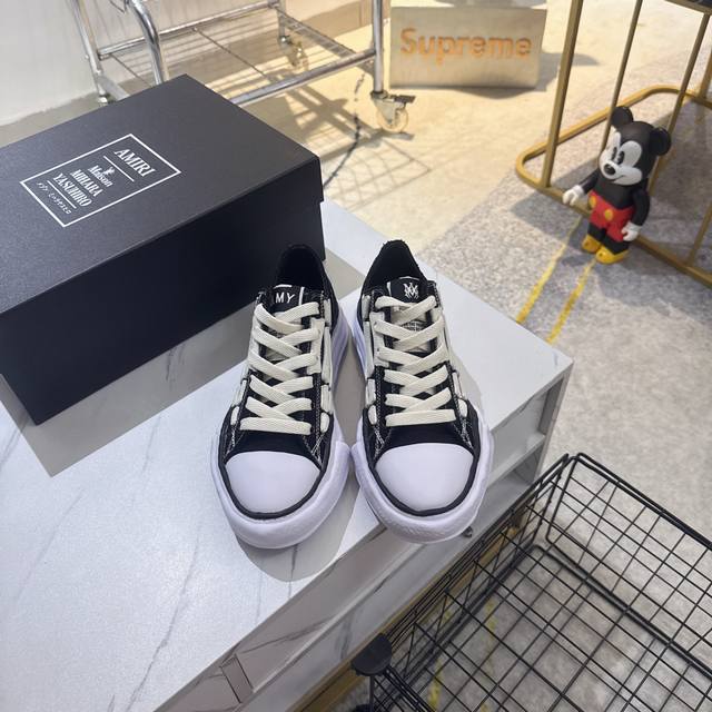 出厂价p Amir又出爆款，高版本情侣帆布鞋，发泡大底，轻便舒适，骨头都是用真皮所做，上脚搭配任何裤子都酷颯无比， 包装:配高端飞机盒，布袋 码数36-45