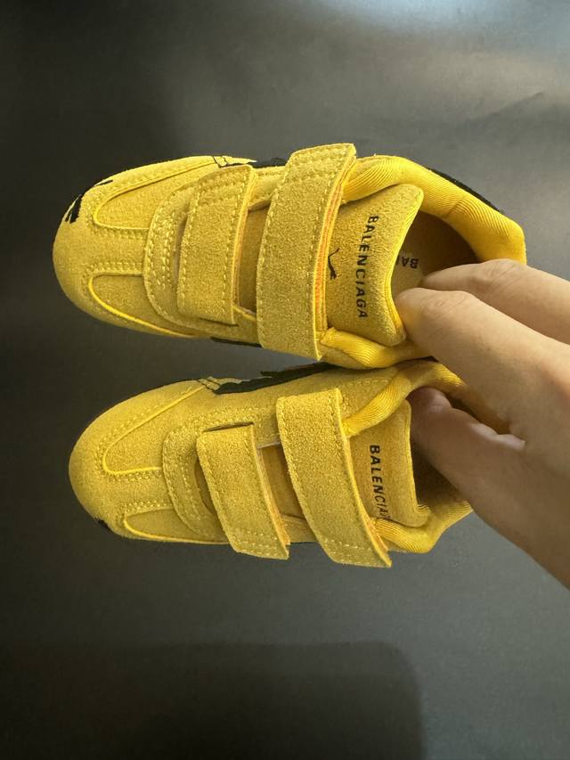 联名款魔术贴复古德训儿童休闲鞋运动鞋 Size：22–35码 经典puma联名系列 优质猪八革面料，质感满满 两幅鞋带替换，附赠鞋带扣 橡胶耐磨防滑大底，脚感不