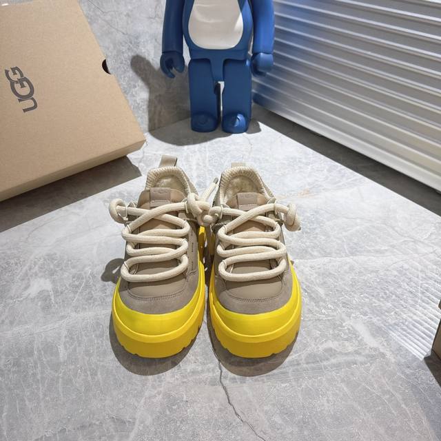 Ugg顶级品质G131所见即所得 Ugg秋冬新款情侣系列棉鞋雪地靴棉鞋毛毛鞋 作为领军品牌，这双新款同样延续了其一贯的舒适理念，穿在脚上轻盈自在，仿佛踩在了云朵