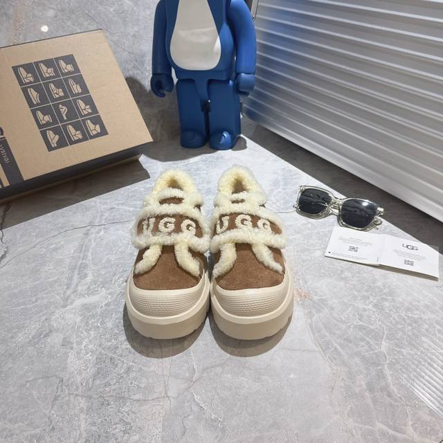 秋冬可爱暴击！这双Ugg毛毛鞋把我拿捏住了 谁能拒绝冬天的毛绒绒啊！！ 软乎乎的羊羔毛魔术贴设计，把“可爱”和“保暖”焊在脚上～ 浅卡其款：奶Fufu的，搭卫衣
