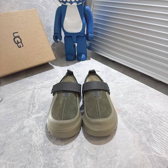 出厂 新款Ugg上市啦！ 秋冬摩登休闲男女款 情侣款低帮鞋 雪地靴 毛毛鞋 被这组丑萌面包鞋拿捏 麂皮+羊皮毛一体内里，一脚蹬超方便 可调节鞋面束带 魔术贴设计