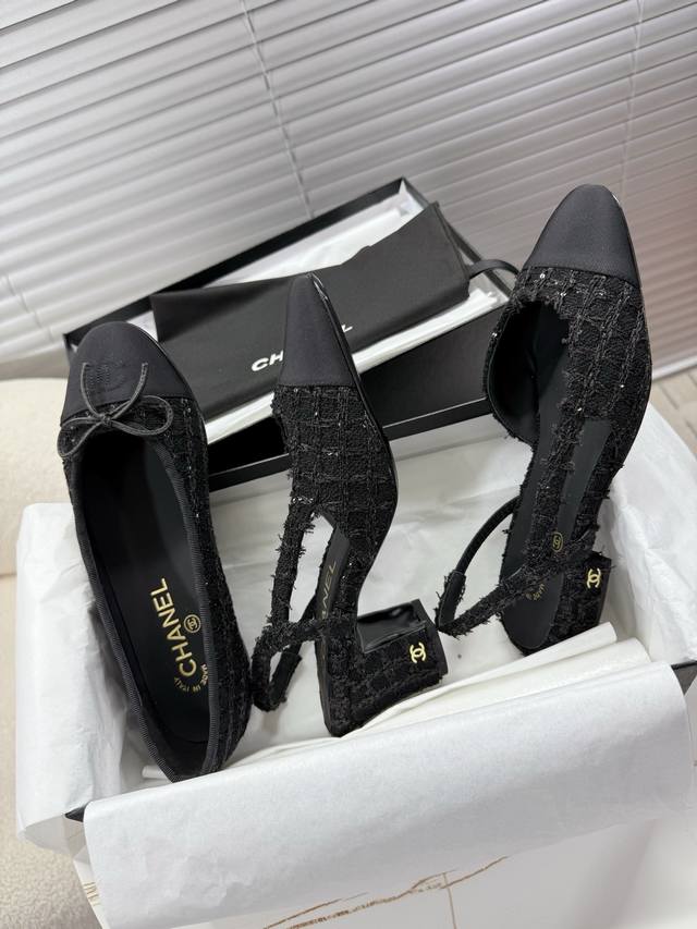 Chanel 奶奶香芭蕾舞鞋，侧空凉鞋~~ 时尚走秀款 拼接色混搭，最新电绣菱格Logo工艺，1.5Cm平跟 6.5Cm粗跟小Logo点缀，演绎时尚！怎么搭怎么