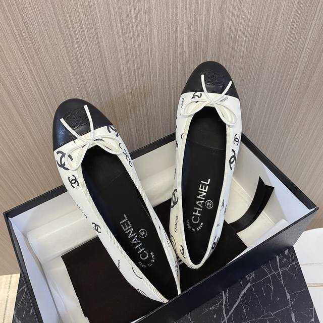 Chanel 经典拼色芭蕾鞋 时尚走秀款M多年过去，依旧吸粉 拼接色混搭，蝴蝶结点缀，演绎时尚！怎么搭怎么好看系列！ 原版定制原木色真皮大底，1.5Cm方跟，进