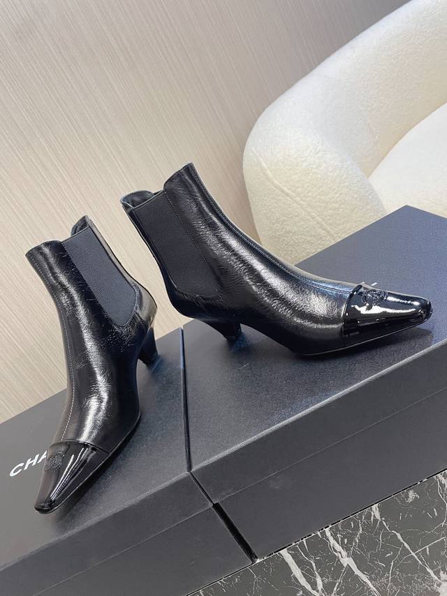 Chanel；香奶奶裸靴；短靴 极简风格，时尚犹物，上脚超级瘦腿瘦脚，成功拉伸大长腿 高级定制爆裂纹皮面，拼接松紧弹力带，全真皮内里垫脚，5Cm粗跟真皮大底 3