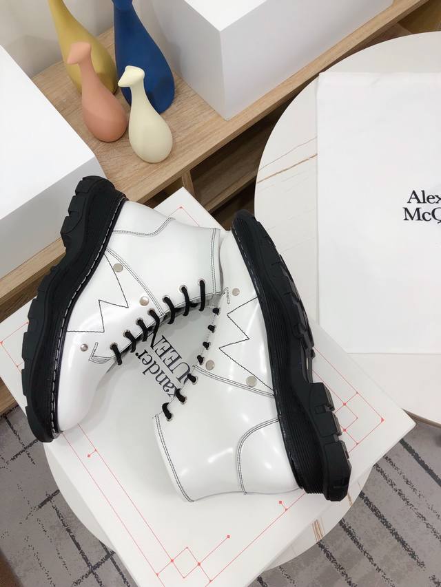 Alexander Mcqueen 顶级版 代购版本 网红粉迷款、小红书种草款、明星打Call款 热度不用再说了，万人迷百搭爆款 细节定制高端货，原版1比1复刻