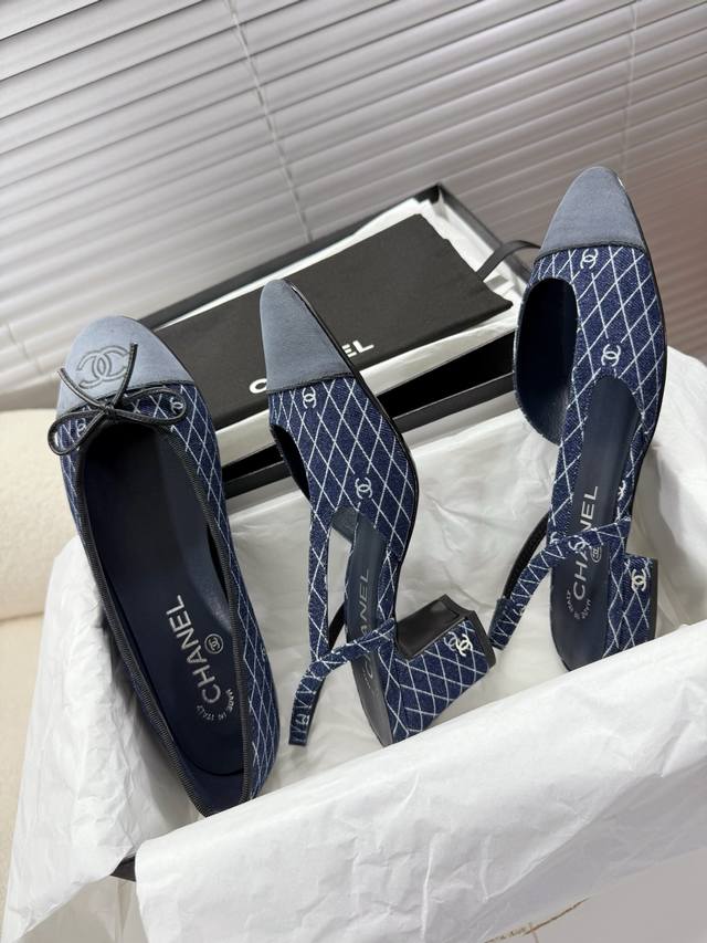 Chanel 小香菱格纹牛仔芭蕾舞鞋，侧空凉鞋~~ 时尚走秀款 拼接色混搭，最新牛仔布3D打印菱格Logo工艺，1.5Cm平跟 6.5Cm粗跟小Logo点缀，演