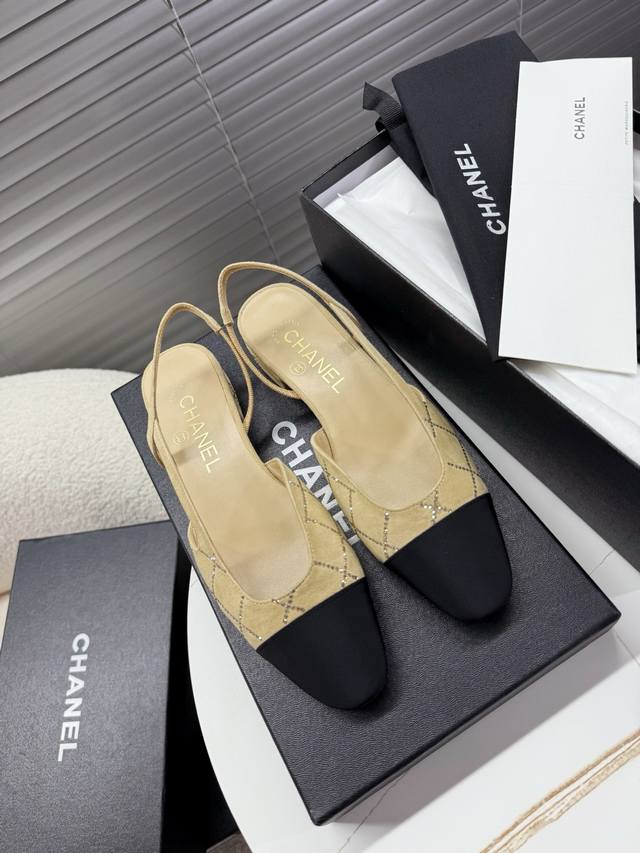 Chanel 小香菱格烫钻凉鞋，侧空粗跟凉鞋~~ 时尚走秀款 拼接色混搭，最新菱格烫钻面工艺，1.5Cm平跟 6.5Cm粗跟小Logo点缀，演绎时尚！怎么搭怎么