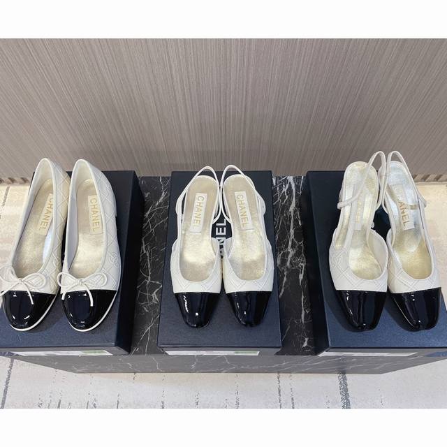 Chanel 奶奶香菱格纹芭蕾舞鞋，侧空凉鞋~~ 时尚走秀款 拼接色混搭，最新电绣菱格Logo工艺，1.5Cm平跟 6.5Cm粗跟小Logo点缀，演绎时尚！怎么