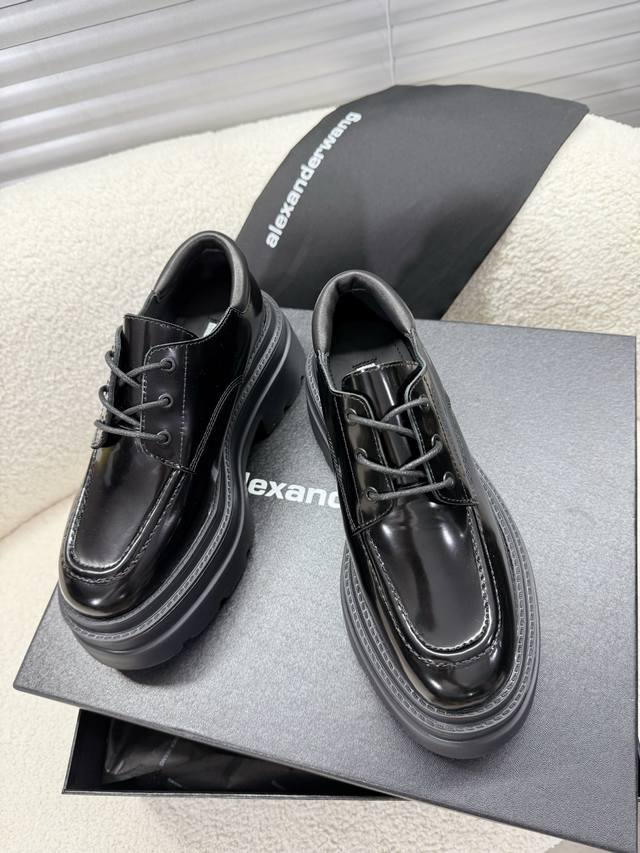 Alexander Wang 厚底鞋，乐福鞋，马丁靴，短靴~~ 大王这双厚底乐福鞋绝对是腿精必备神器 显高显瘦，黑色经典百搭王~~ 高光皮面搭配激光Logo，绑